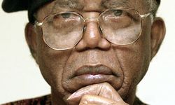 Chinua-Achebe-in-2002-002