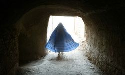 Burqa-clad-Afghan-woman-w-001
