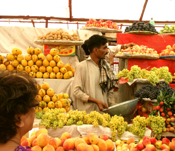 Arfa-buying-fruit