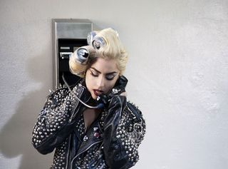 Lady-Gaga-Telephone-4