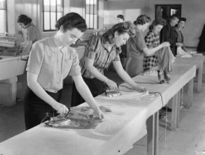 792px-Workers_Welfare_at_a_Royal_Ordnance_Factory-_Life_at_Rof_Bridgend,_January_1942_D6232