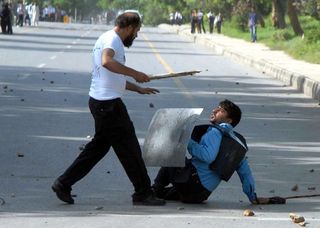 Pb-120920-pakistan-protest-clash-930a