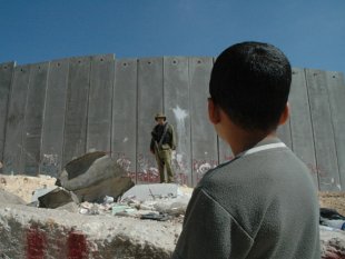 Boy_and_soldier_in_front_of_israeli_wall