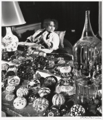 Madame-colette-photographed-by-robert-doisneau-with-some-of-her-paperweights-in-1950.