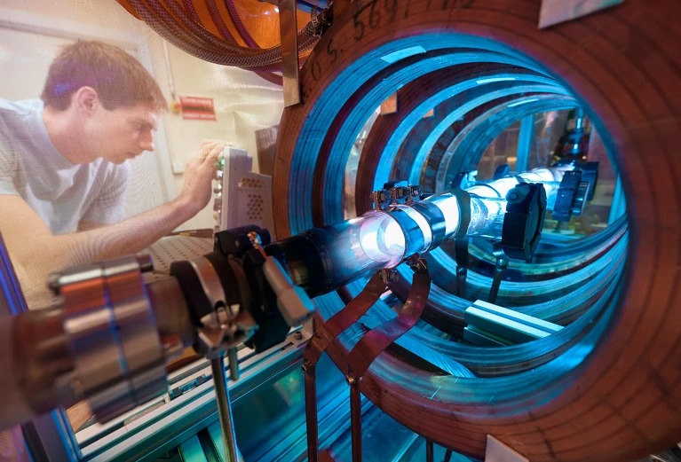Radical approach to shrink particle colliders gains momentum - 3 Quarks ...