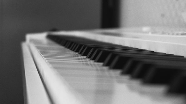 Glamour, Glitter and Gloom: The Colorful Pianistic Personas of the Modern Concert Stage